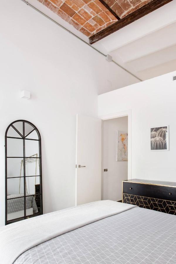 Stylish Apartment With Terrace For Couple Or Family Барселона Экстерьер фото