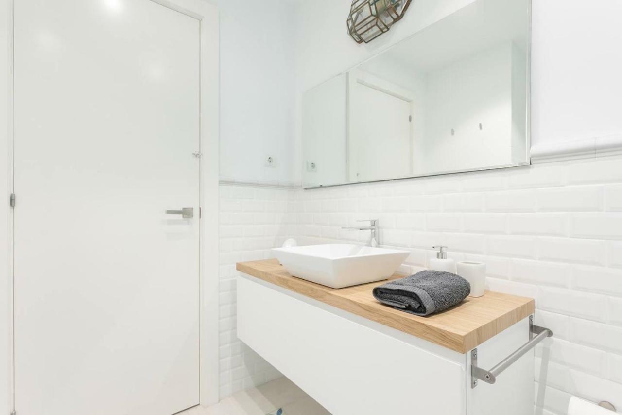 Stylish Apartment With Terrace For Couple Or Family Барселона Экстерьер фото